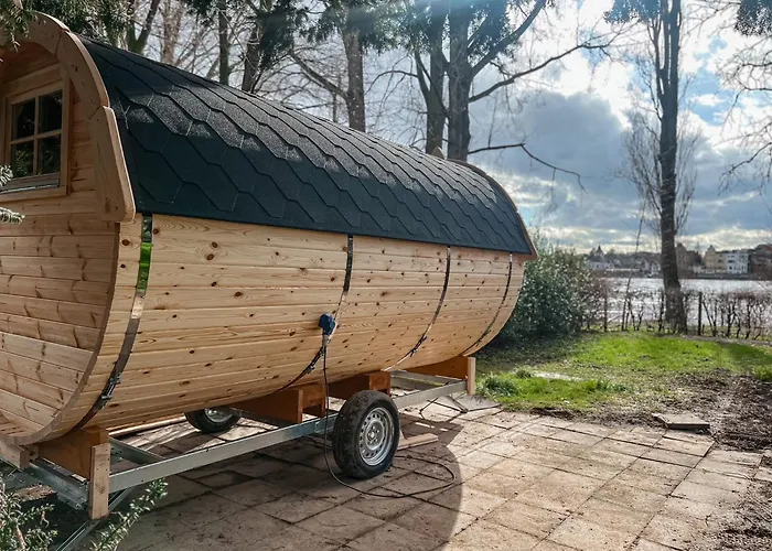 Wohnen im CampingCube direkt am Rhein